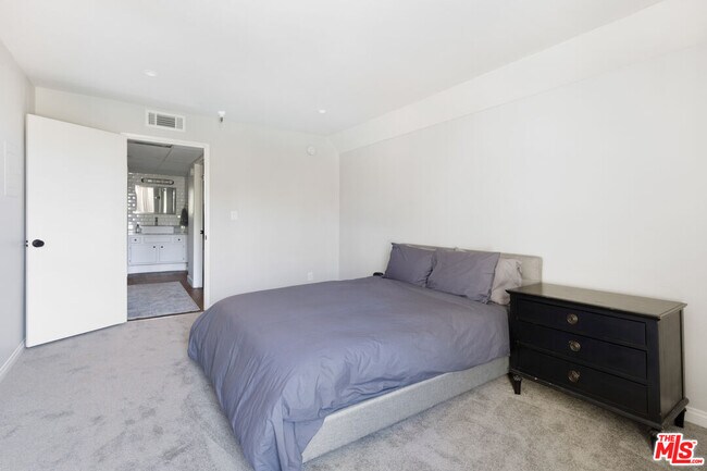 Building Photo - 5143 Bakman Ave