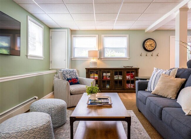 Building Photo - 11 N Hillview Dr