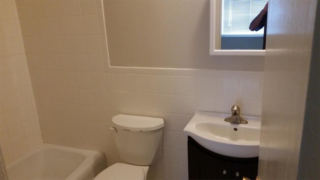 Building Photo - 825 Oakcrest St