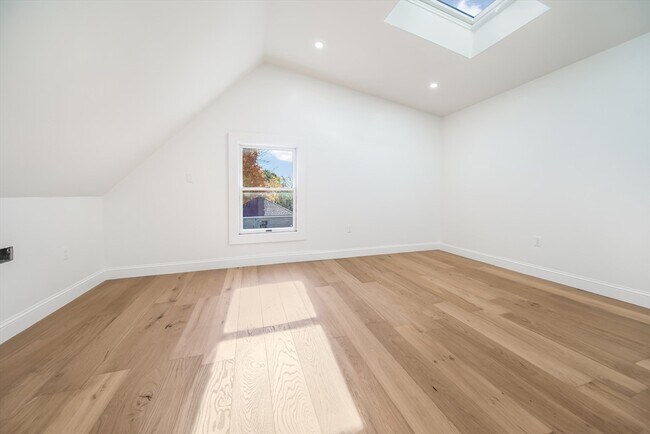 Building Photo - 9-11 Knollin St