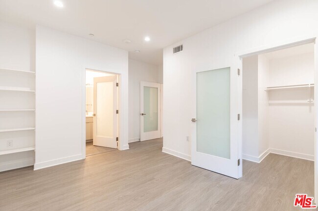 Building Photo - 843 Wilcox Ave