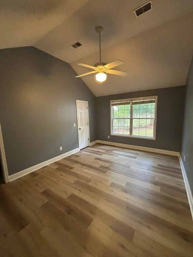 Building Photo - 864 Burnside Dr