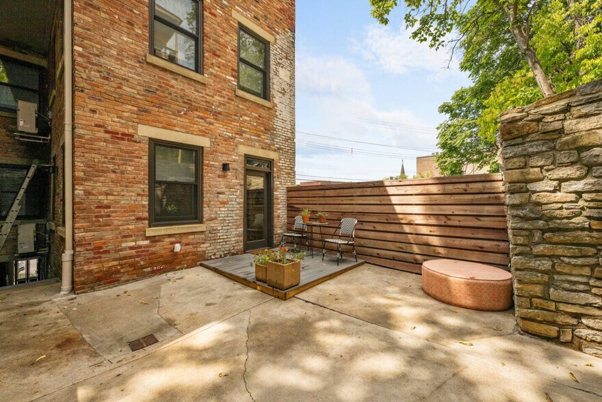 Building Photo - 1918 Vine St