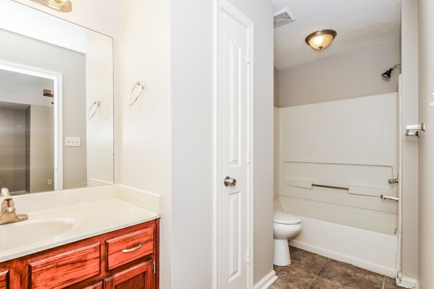 Building Photo - 1651 Thomas St