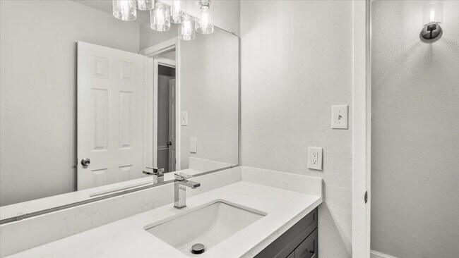 Building Photo - 10622 Highland Woods Dr