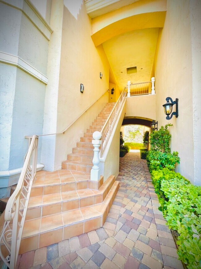 Building Photo - WONDERFULLY UPGRADED “GOLF VILLA” IN: GUAR...
