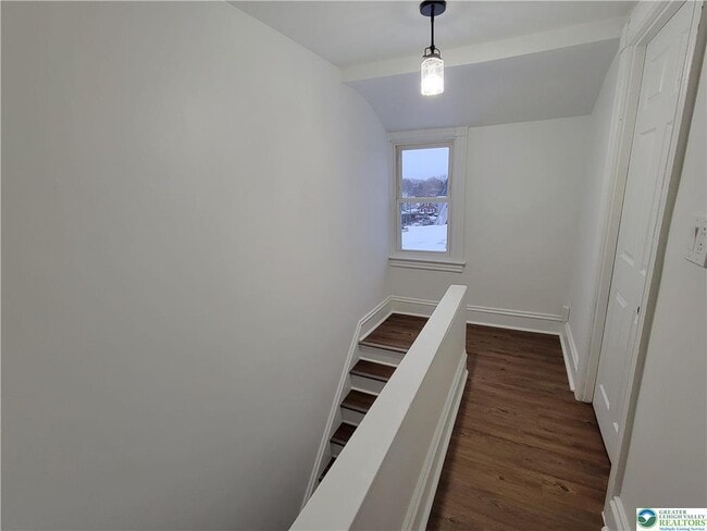 Building Photo - 746 Linden St