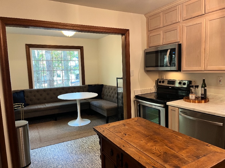 Building Photo - 13600 Fox Chase Terrace