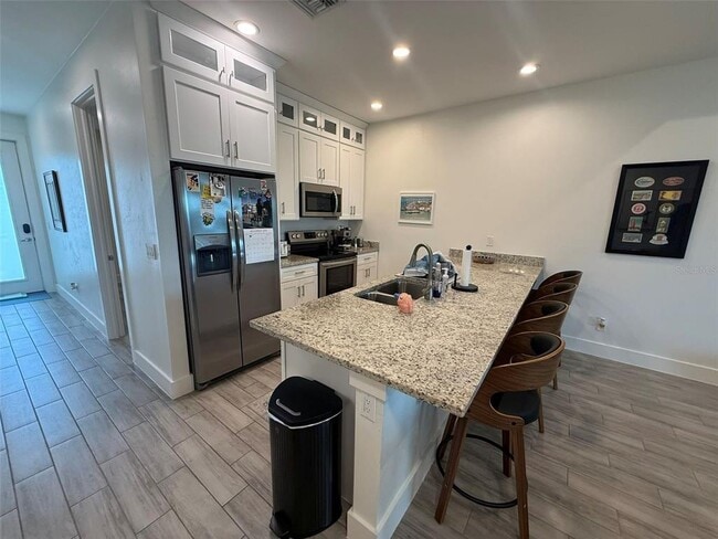 Building Photo - 2301 Magdalina Dr