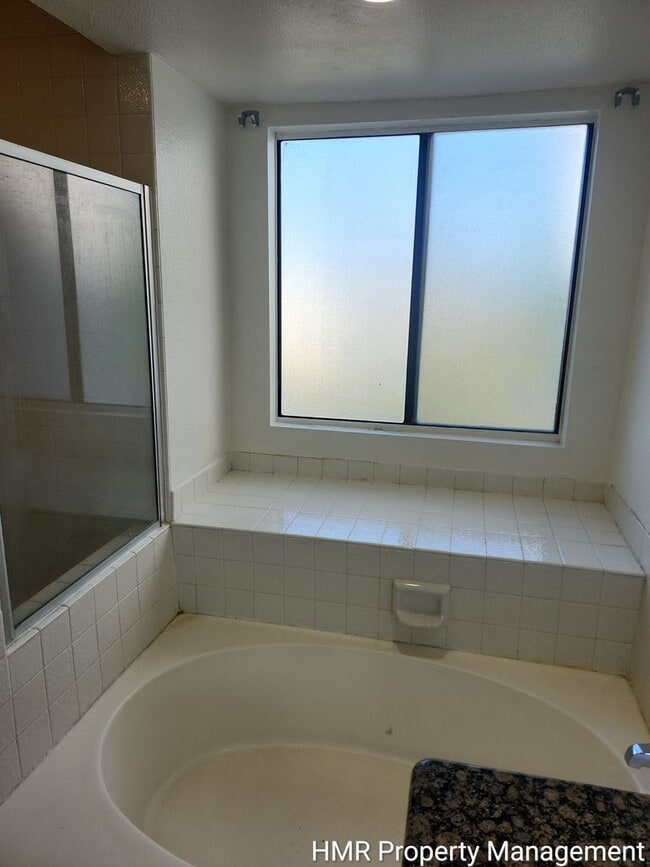 Building Photo - Spacious & Convenient 3-Bedroom Townhouse