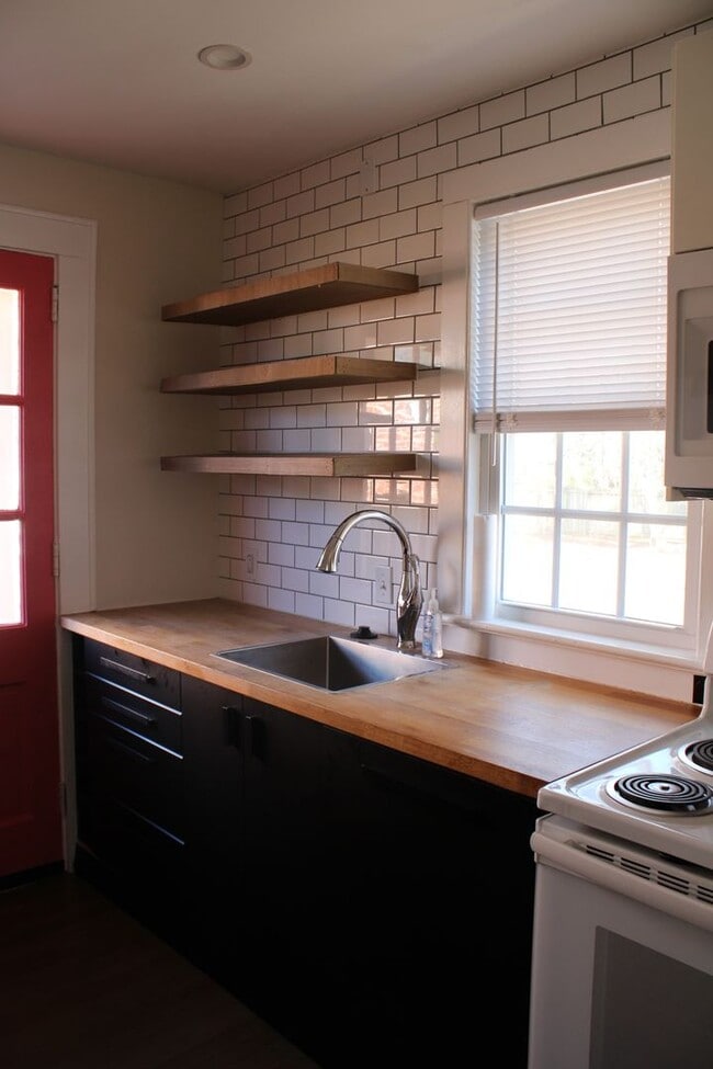 Building Photo - 1804 Anderson St NW