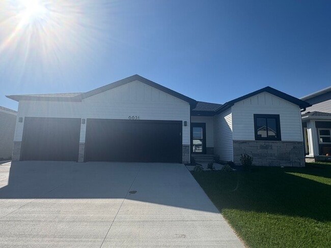 Primary Photo - 5 bedroom 3 bath in SW Lincoln