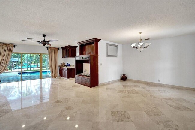 Building Photo - 612 Hibiscus Dr