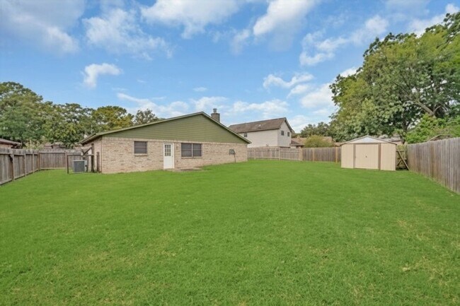 Building Photo - 1707 Stone Lake Dr