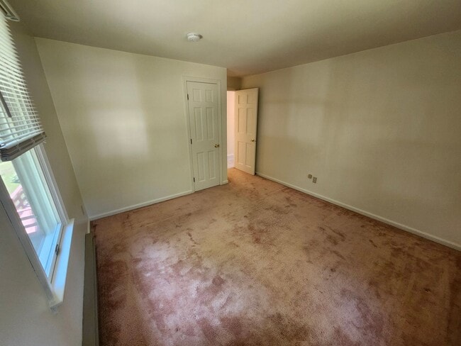Building Photo - Newton Manor 3 Bedroom Townhome