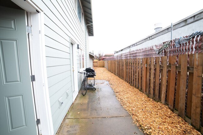 Building Photo - 3411-3423-3423 SE 85th Ave