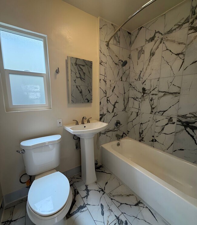 Building Photo - Luxuriously Renovated Bungalow Style 1 Bed / 1 Bath Apartment ~ Comes with Appliances, Parking, W...