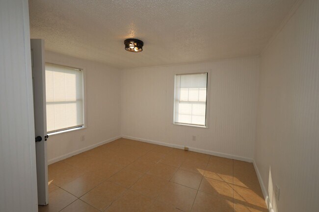 Building Photo - 808 Penny Pl