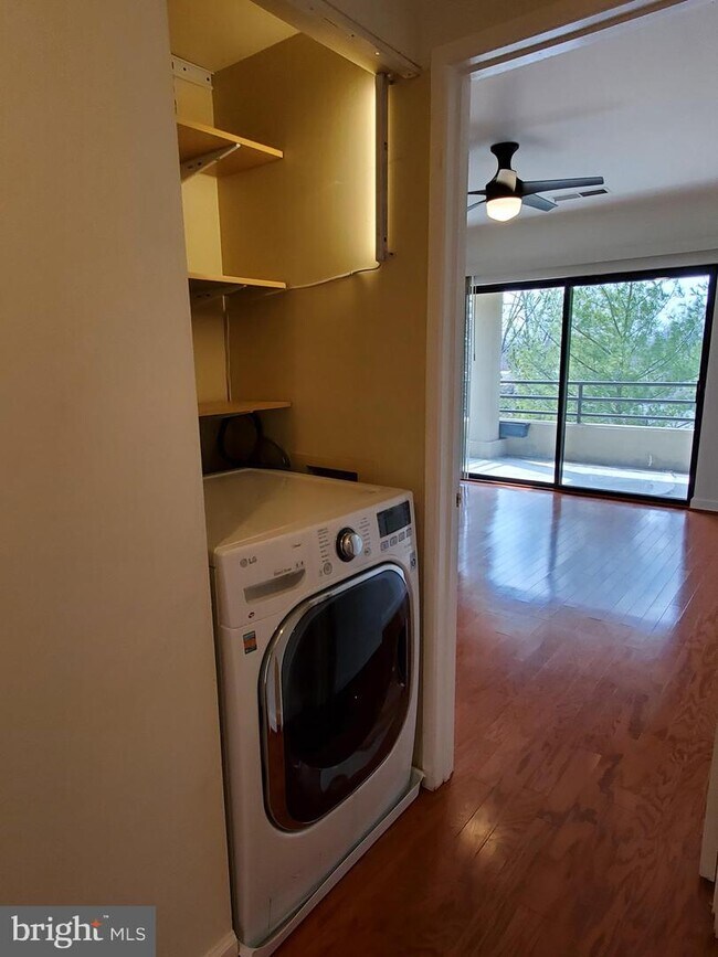 Building Photo - 6050 California Cir