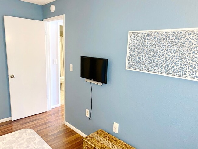 Building Photo - Beautiful and Bright, Nicely Furnished top floor Keonekai Villages condo-- recently remodeled and...