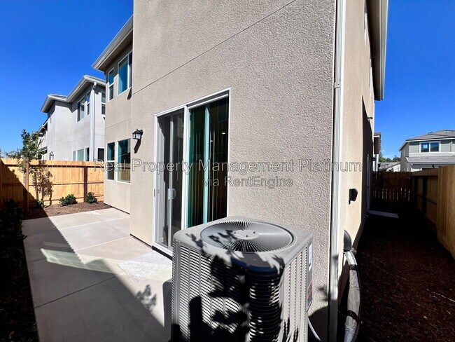 Building Photo - 1526 Woodhill Ln