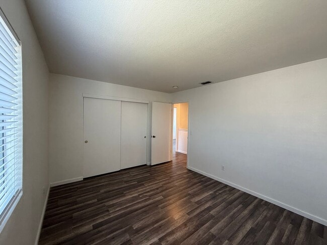 Building Photo - 4-bedroom two story home in Sylvan School ...