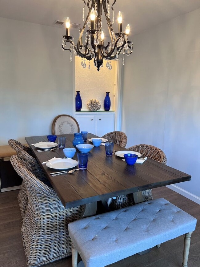Building Photo - Fully-furnished Sleek 2-bedroom, 2-bathroo...