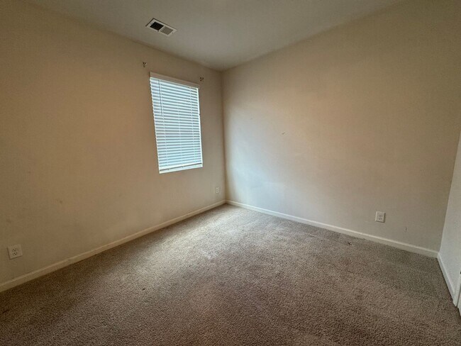 Building Photo - Spacious Like New 5 Bedroom 3 Bath Home in...