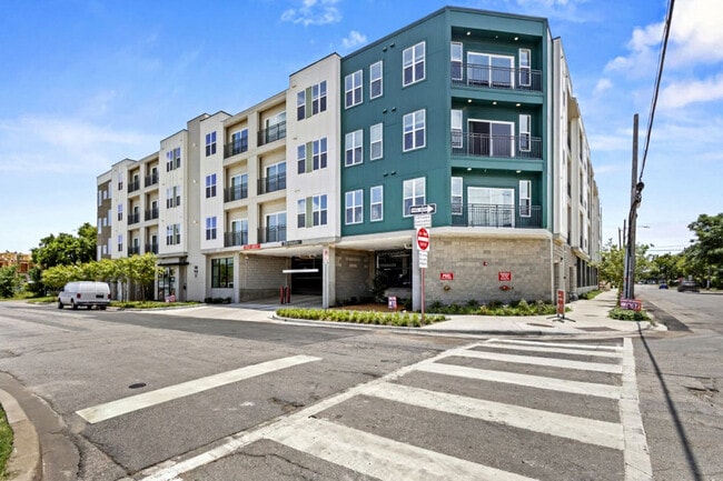 Building Photo - 601 W 9th St