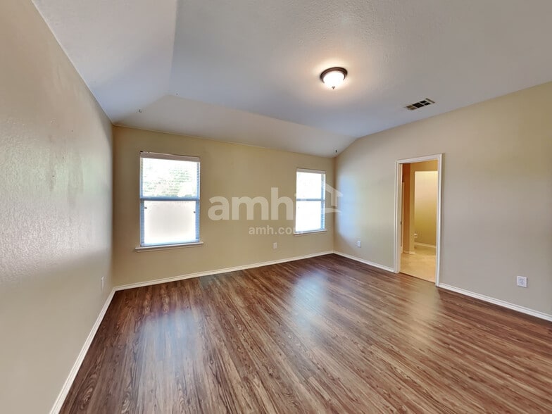 Building Photo - 905 Zoe St