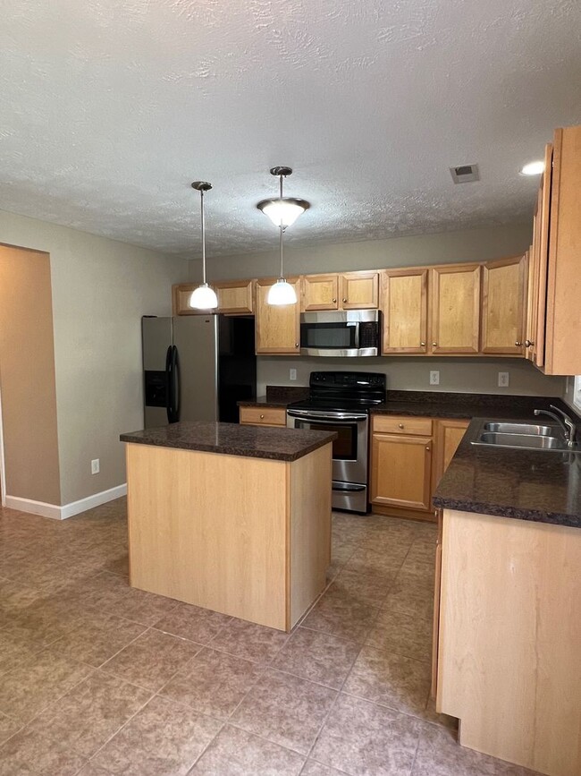 Building Photo - Stunning 4 Bed, 2.5 Bath Home in Cameron
