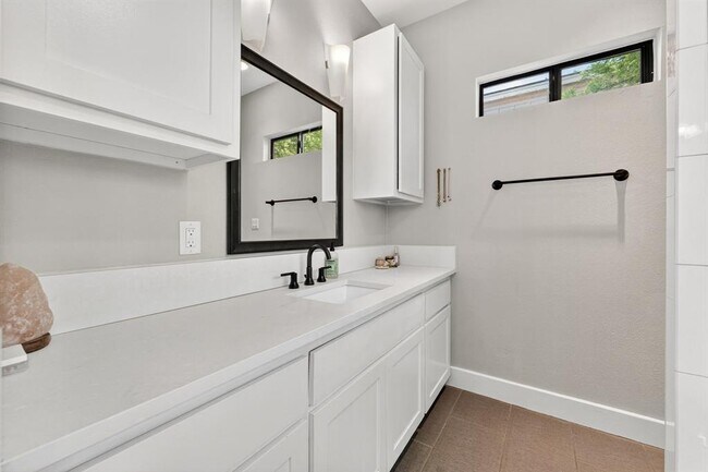 Building Photo - 3003 Lovell Dr