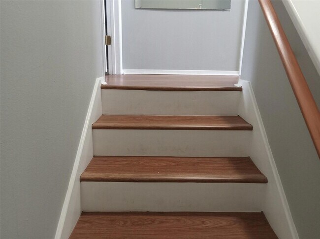 Building Photo - 910 E Meadowmere Ln