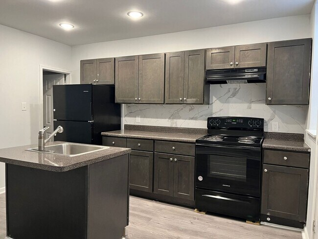 Building Photo - Remodeled Large 3bd/1 House with Rear yard!! Section 8 Welcome!!