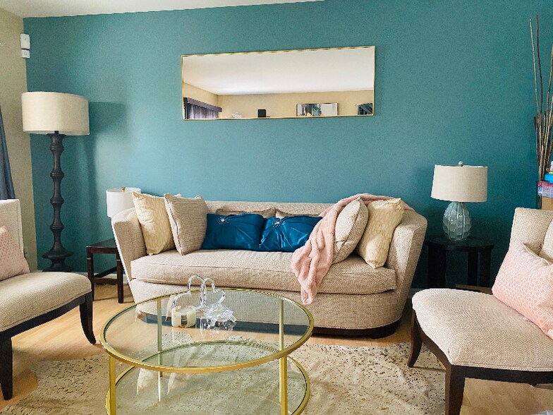 Building Photo - 999 Rue Madora