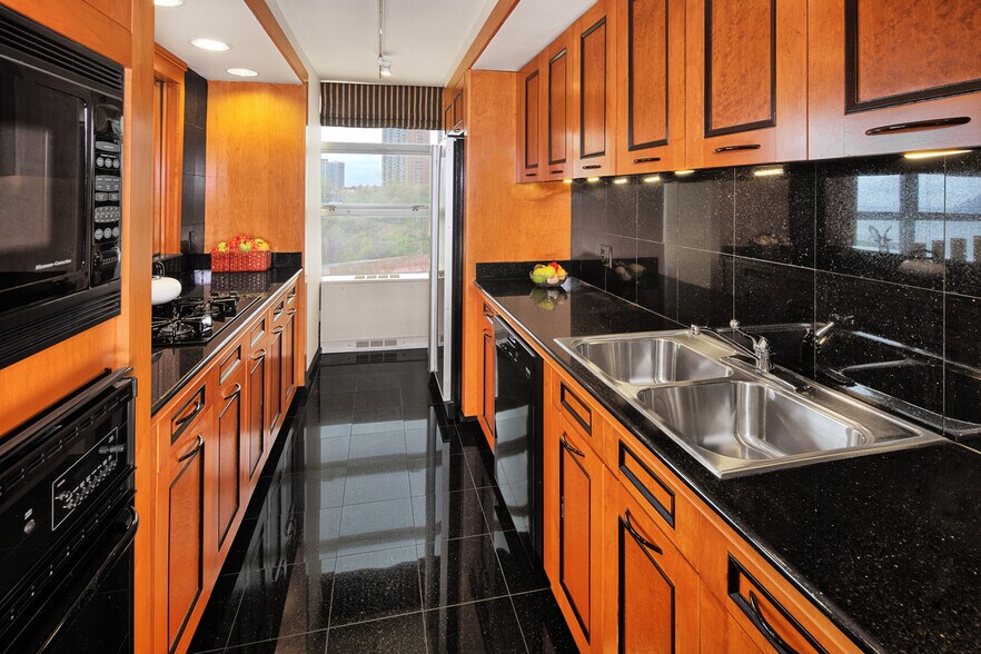 Building Photo - 6050 Boulevard E