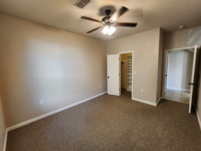Building Photo - Roomy 3 Bedroom Duplex in Benbrook