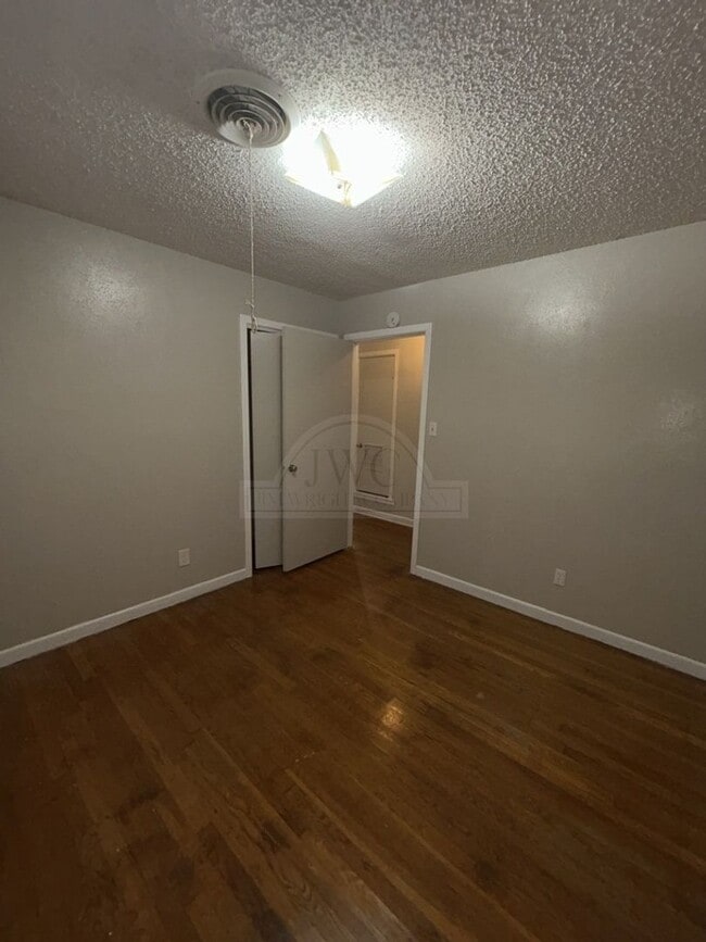 Building Photo - 1100 Pine Dr