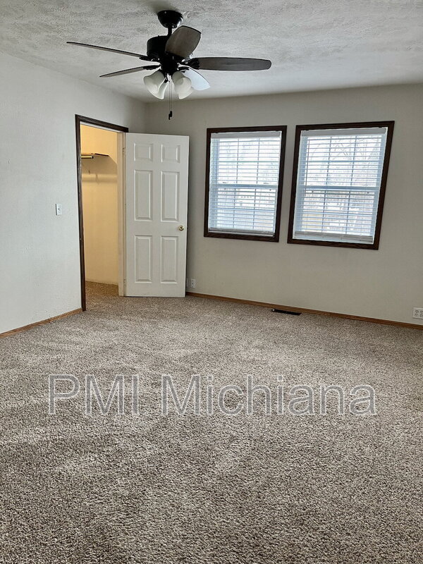 Building Photo - 19901 Oakdale Ave