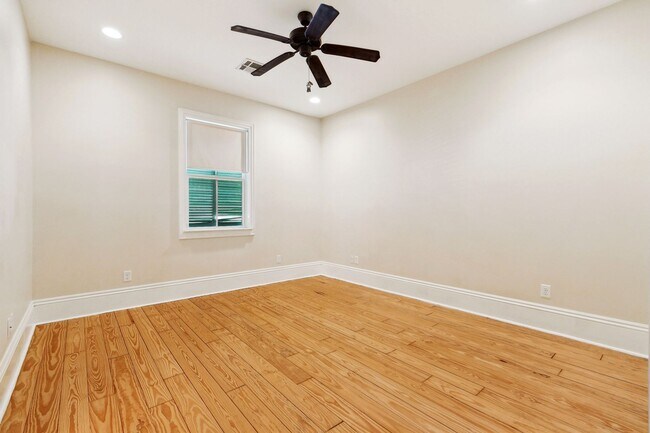 Building Photo - Beautiful 3 Bedroom Home Steps from Yulman...