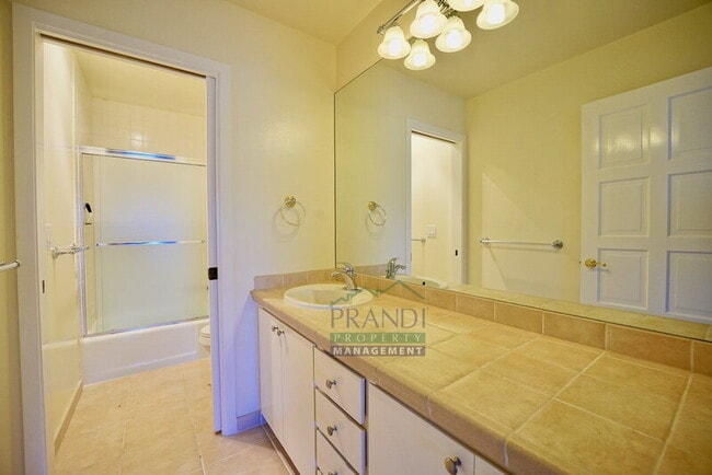 Building Photo - 16 Greenwood Bay Dr