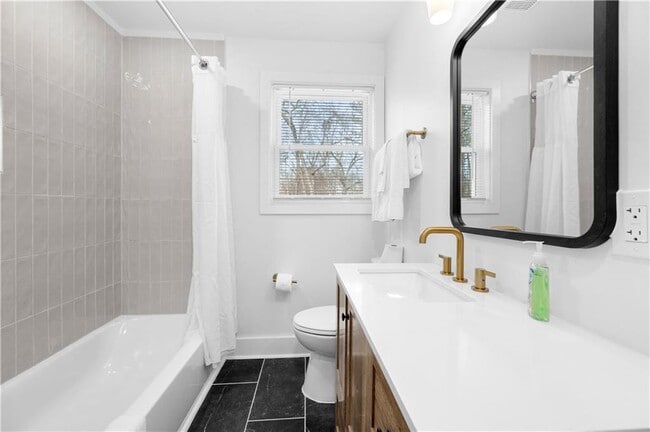 Building Photo - 150 Sweetwater St