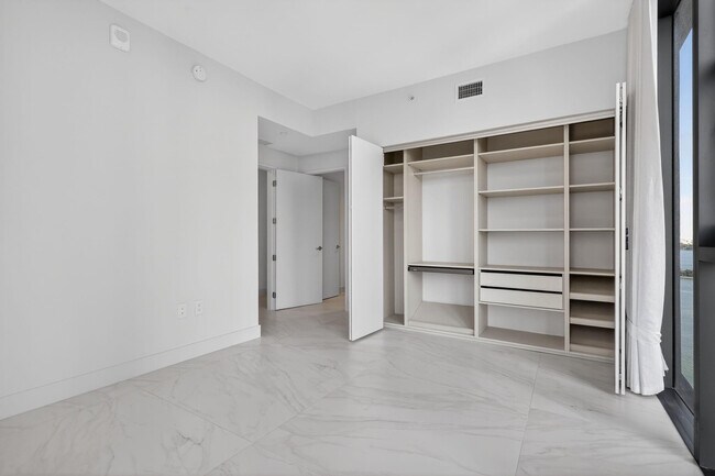 Building Photo - 700 NE 24th St