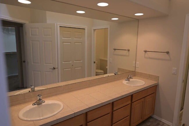 Building Photo - 2 bed plus office, 2 bathroom condo in Sun...