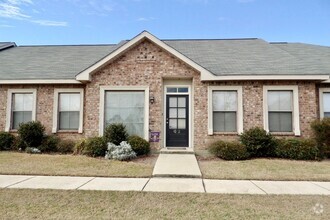 Building Photo - Spacious 2br/2ba with dbl garage off Old H...