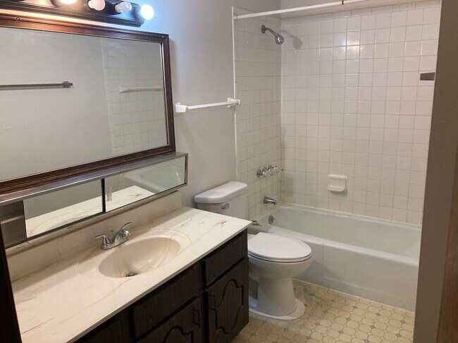 Building Photo - 10628 W Bobolink Ave