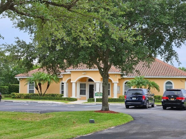 Building Photo - 552 Calamondin Way SW