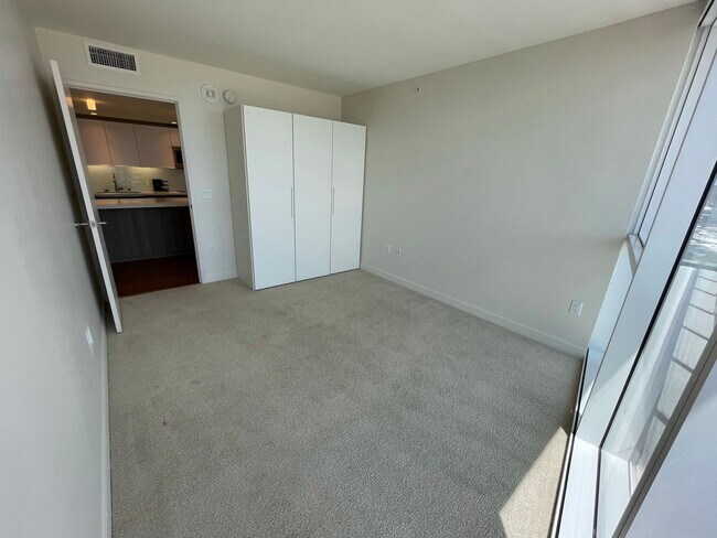Building Photo - Symphony Honolulu! Luxurious 3 bedroom 2 bathroom in Kakaako with 2 assigned parking stall