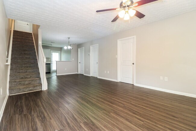 Building Photo - 1000 Weatherwood Pl NE