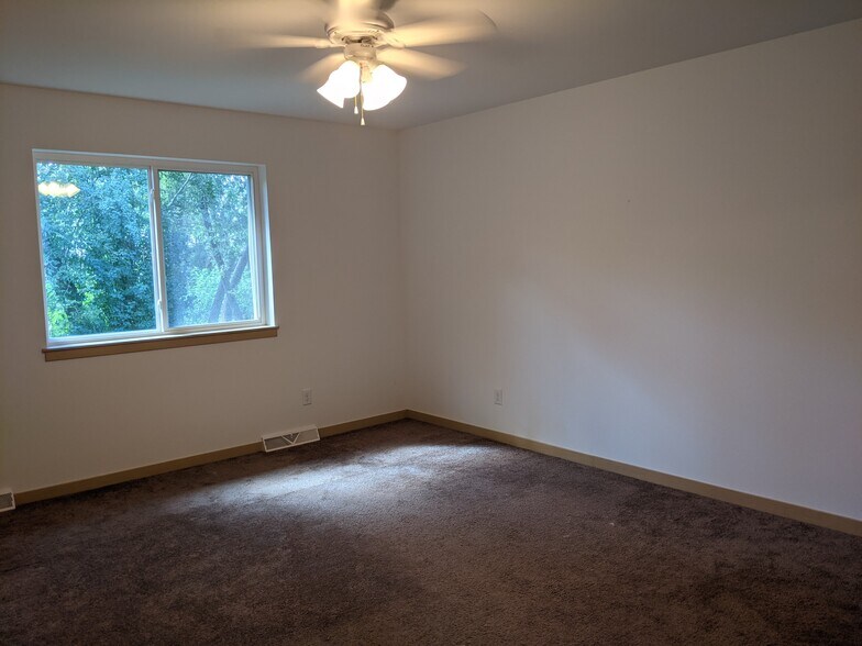 master w/ ceiling fan - 819 Thompson Dr